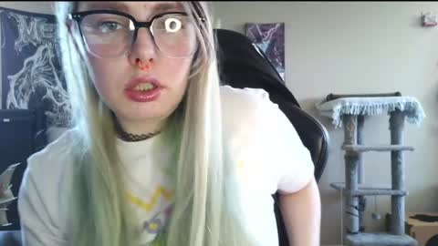 Snapshot of lilemmy1999 chatting on April 20, 6:53 pm emily ryanson online show from April 20, 6:53 pm