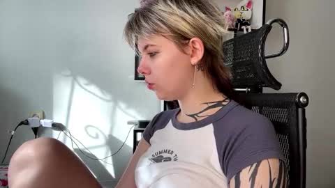 Lilian online show from March 15, 7:03 am