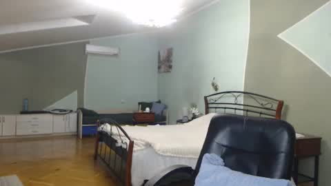 Lilie online show from March 8, 8:25 pm