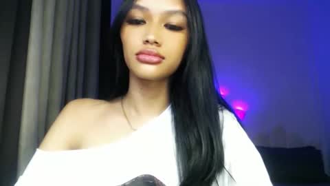 Snapshot of lilit_sensual chatting on May 2, 8:52 am Chloe online show from May 2, 8:52 am