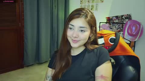 Snapshot of lilith_cruzz chatting on April 15, 4:52 am Lilith online show from April 15, 4:52 am