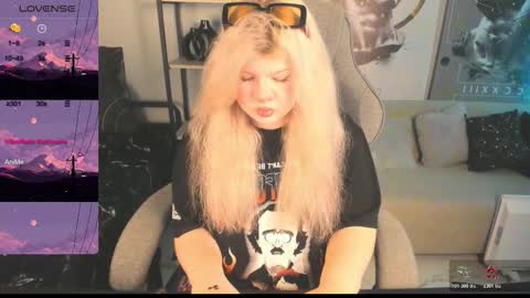 LilithNelson online show from October 22, 5:45 pm