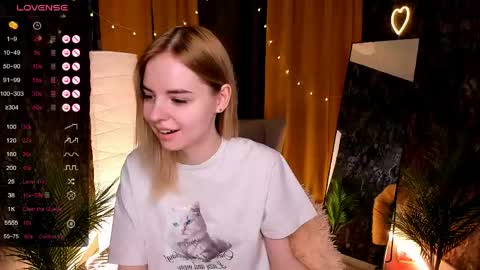 Snapshot of lillian_shine chatting on April 28, 2:27 am Lillian online show from April 28, 2:27 am