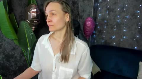 Snapshot of lillian_white1 chatting on February 15, 1:02 am lillian_white1 online show from February 15, 1:02 am