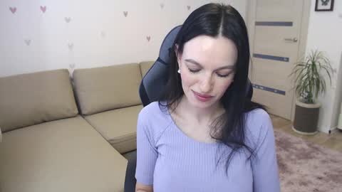 Snapshot of lilliyves chatting on April 6, 11:11 am lilliyves online show from April 6, 11:11 am