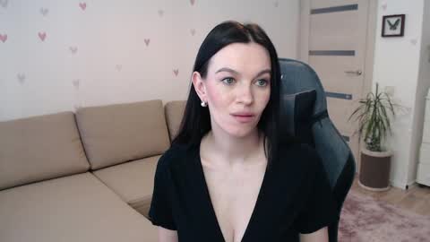 Snapshot of lilliyves chatting on April 7, 9:43 am lilliyves online show from April 7, 9:43 am