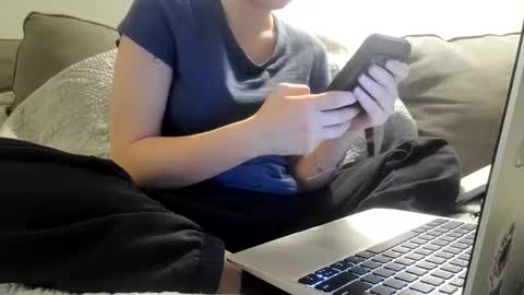 Snapshot of lilly49547 chatting on February 14, 3:03 am Lilly online show from February 14, 3:03 am