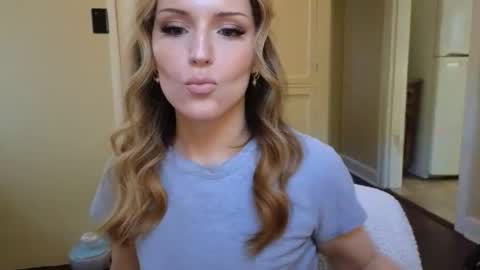 lilly_adams88 online show from April 7, 10:31 pm