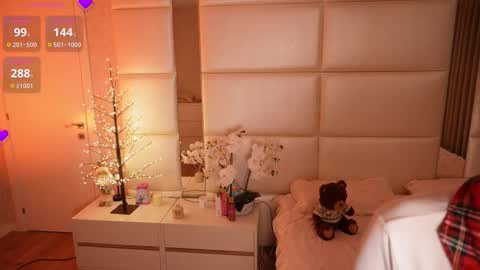 Lilly Colins online show from March 9, 7:40 pm