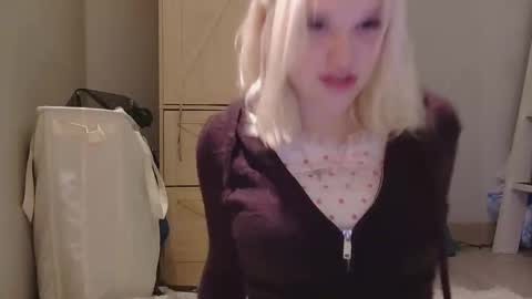 Snapshot of lillydreamz chatting on April 28, 6:29 am Lilly Dreamz online show from April 28, 6:29 am