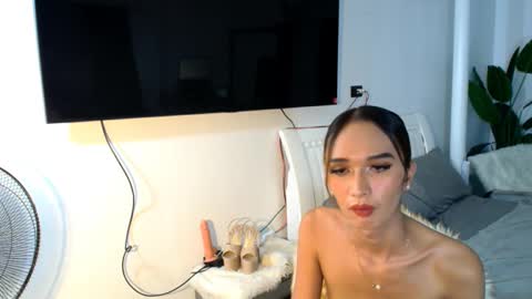 Snapshot of lillyholland_xx chatting on February 20, 8:39 am lillyholland online show from February 20, 8:39 am