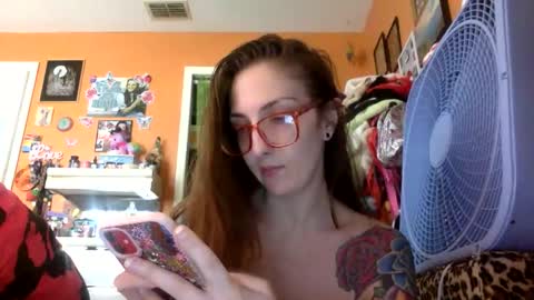 hi guys im back on here 3 online show from March 6, 7:21 pm