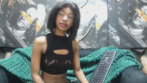 Snapshot of lilmissbaddiexxx chatting on July 17, 7:19 pm lilmissbaddiexxx online show from July 17, 7:19 pm