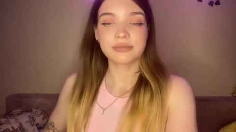 Snapshot of lily__moon_ chatting on April 13, 6:57 pm Lily online show from April 13, 6:57 pm