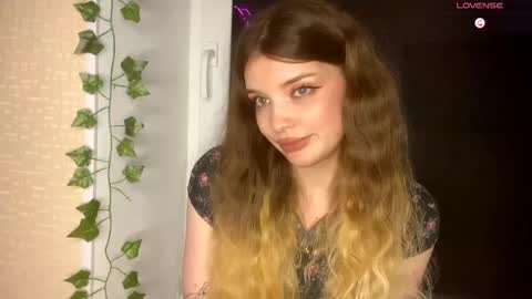 Snapshot of lily__moon_ chatting on April 25, 5:32 pm Lily online show from April 25, 5:32 pm