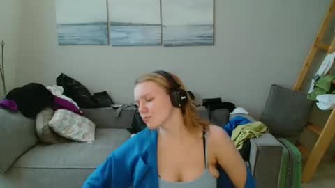 Snapshot of lily_dollyx chatting on October 22, 10:15 am Lily dollyx online show from October 22, 10:15 am