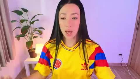 Snapshot of lily_evans_ chatting on June 17, 9:16 pm just lily online show from June 17, 9:16 pm