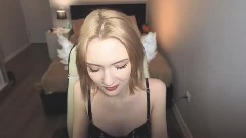 Snapshot of lily_moony chatting on February 22, 12:58 pm Lily online show from February 22, 12:58 pm