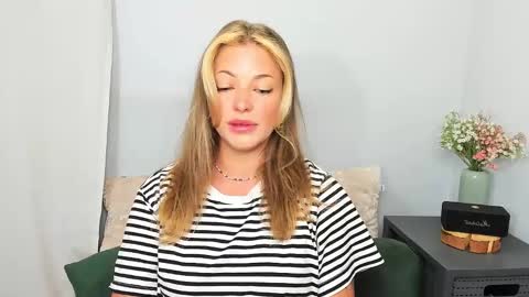 Lily online show from May 30, 4:20 am