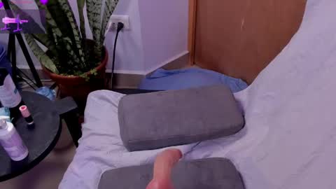 Snapshot of lilyrobertts chatting on May 29, 5:22 pm Lily Roberts online show from May 29, 5:22 pm
