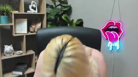 Lily online show from March 4, 7:25 am