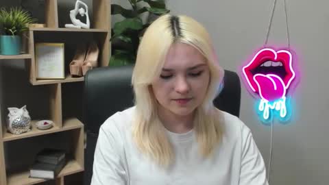 Lily online show from March 10, 2:22 pm