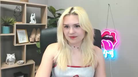 Lily online show from June 1, 1:35 pm