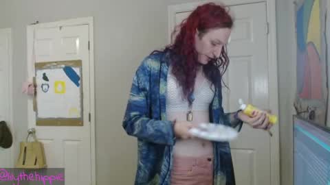Snapshot of lilythehippie chatting on April 27, 7:01 pm lilythehippie online show from April 27, 7:01 pm
