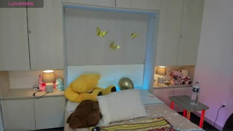 lilywhitee1 online show from April 14, 4:07 am