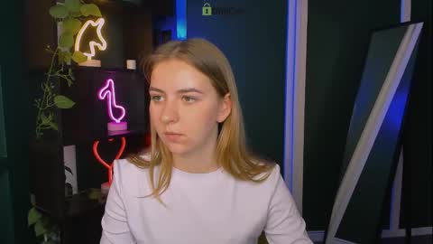 Snapshot of lina_moone chatting on April 27, 12:14 pm lina_moone online show from April 27, 12:14 pm