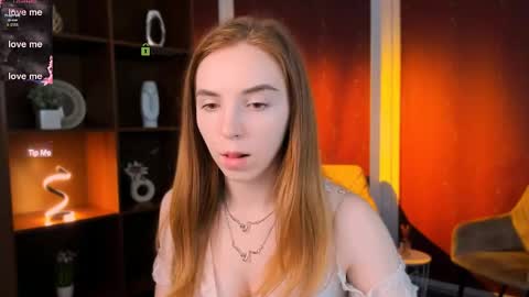 Snapshot of lina_moone chatting on May 5, 5:10 pm lina_moone online show from May 5, 5:10 pm