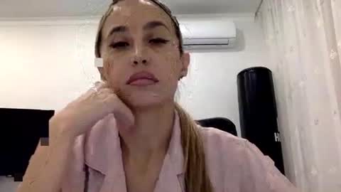 linavora online show from December 4, 1:53 pm