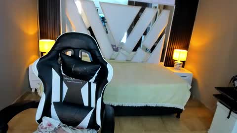 Snapshot of linda4petite chatting on March 18, 6:00 pm Linda online show from March 18, 6:00 pm