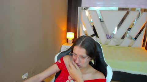 Snapshot of linda4petite chatting on April 15, 6:37 pm Linda online show from April 15, 6:37 pm
