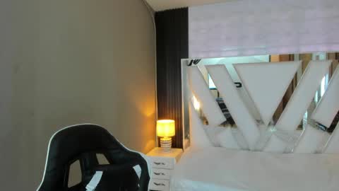 Snapshot of linda4petite chatting on April 19, 1:43 pm Linda online show from April 19, 1:43 pm