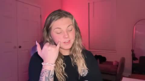 Snapshot of lindseyluxe chatting on July 9, 2:04 am Lindseyluxe online show from July 9, 2:04 am
