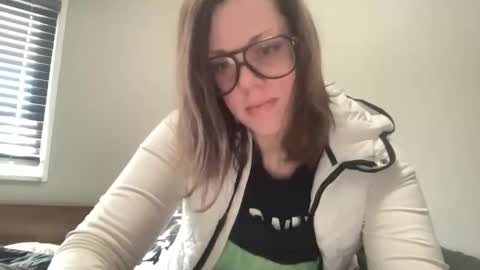 Snapshot of linusloves chatting on February 2, 3:22 pm linusloves online show from February 2, 3:22 pm