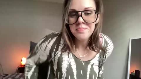 Snapshot of linusloves chatting on February 9, 7:51 pm linusloves online show from February 9, 7:51 pm