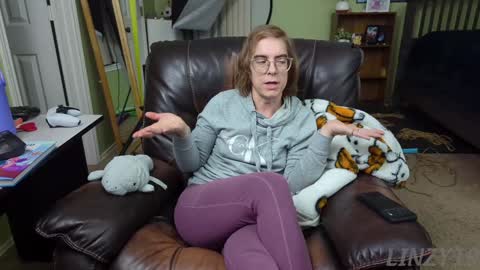 Snapshot of linzy19 chatting on December 26, 2:33 am Linzy19 online show from December 26, 2:33 am