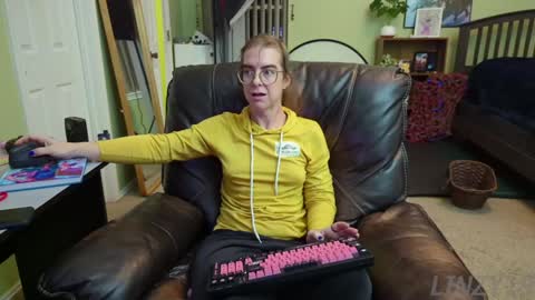 Snapshot of linzy19 chatting on December 30, 3:25 am Linzy19 online show from December 30, 3:25 am