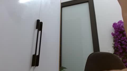lisa_1011 online show from April 6, 10:22 pm