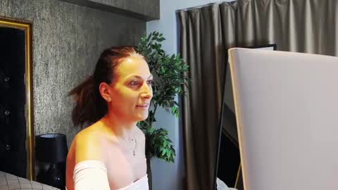 lisacroft online show from February 12, 5:58 am