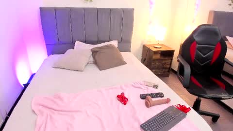 Snapshot of lisagh_ chatting on August 6, 11:12 am Lisa online show from August 6, 11:12 am