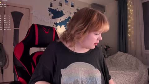 -Lisa- Help me to reach 100 thumbs up3 online show from December 7, 2:35 pm