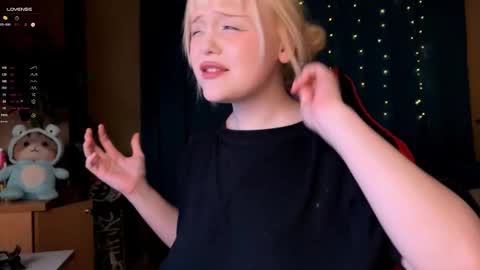 -Lisa- Help me to reach 100 thumbs up3 online show from October 5, 4:49 pm