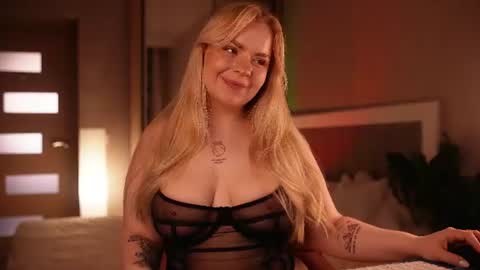 Snapshot of lisalovesweet chatting on June 20, 6:38 am Lisa online show from June 20, 6:38 am