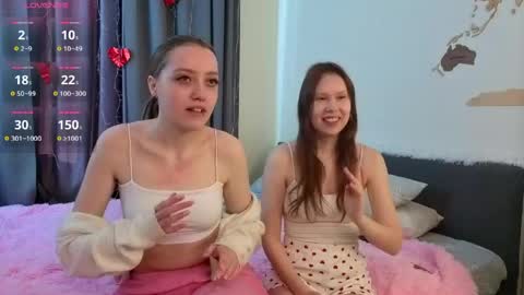 Snapshot of lisanelsona chatting on May 25, 1:11 am Hello our names are Kate and Alice this is our first day here. online show from May 25, 1:11 am