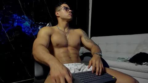 Snapshot of litoxxx_cass chatting on September 19, 10:27 am litoxxx_cass online show from September 19, 10:27 am