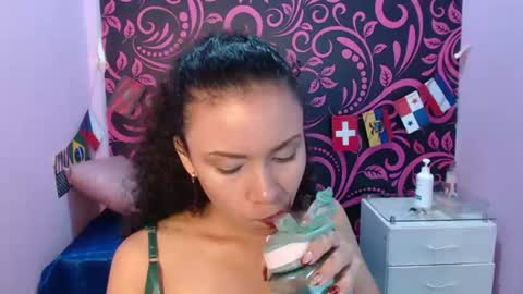 Snapshot of little18doll chatting on July 10, 12:59 am little18doll online show from July 10, 12:59 am