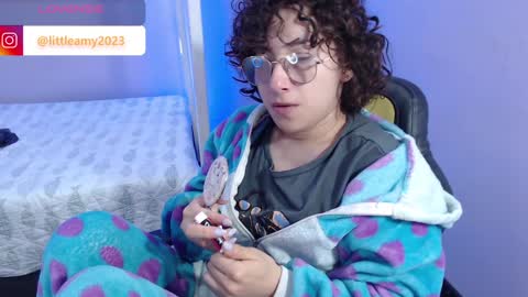 Snapshot of little__amy_ chatting on January 22, 9:02 am AMY online show from January 22, 9:02 am
